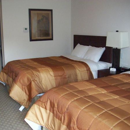 Price Pointe Inn Уокешо Экстерьер фото
