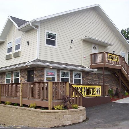 Price Pointe Inn Уокешо Экстерьер фото