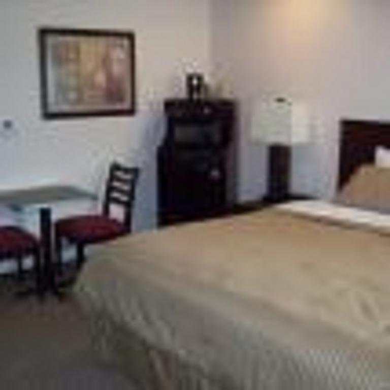 Price Pointe Inn Уокешо Экстерьер фото