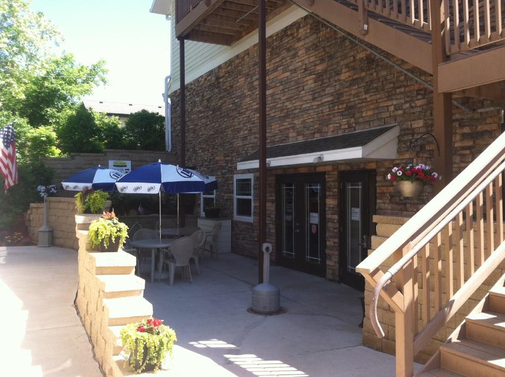 Price Pointe Inn Уокешо Экстерьер фото