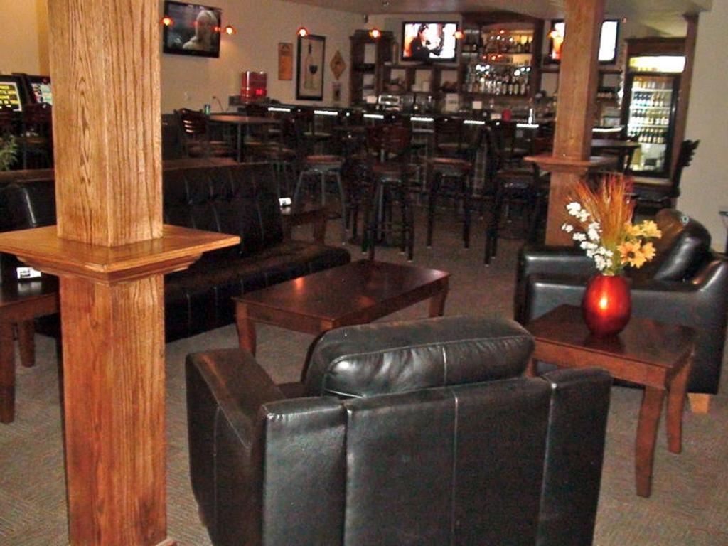 Price Pointe Inn Уокешо Экстерьер фото