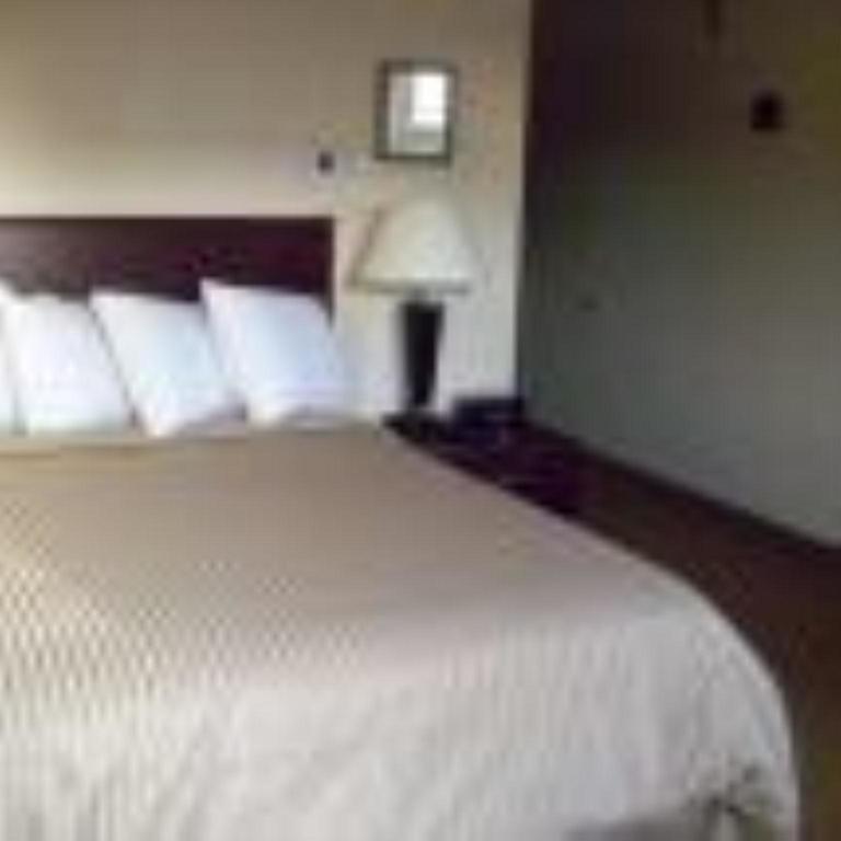Price Pointe Inn Уокешо Экстерьер фото