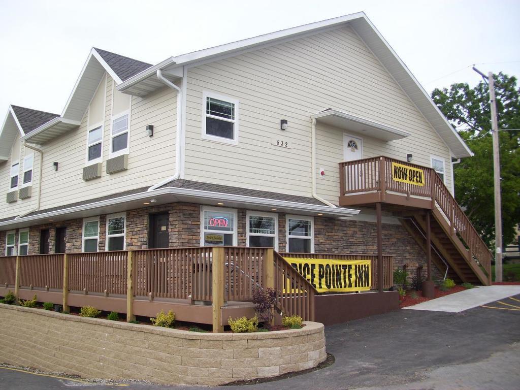 Price Pointe Inn Уокешо Экстерьер фото