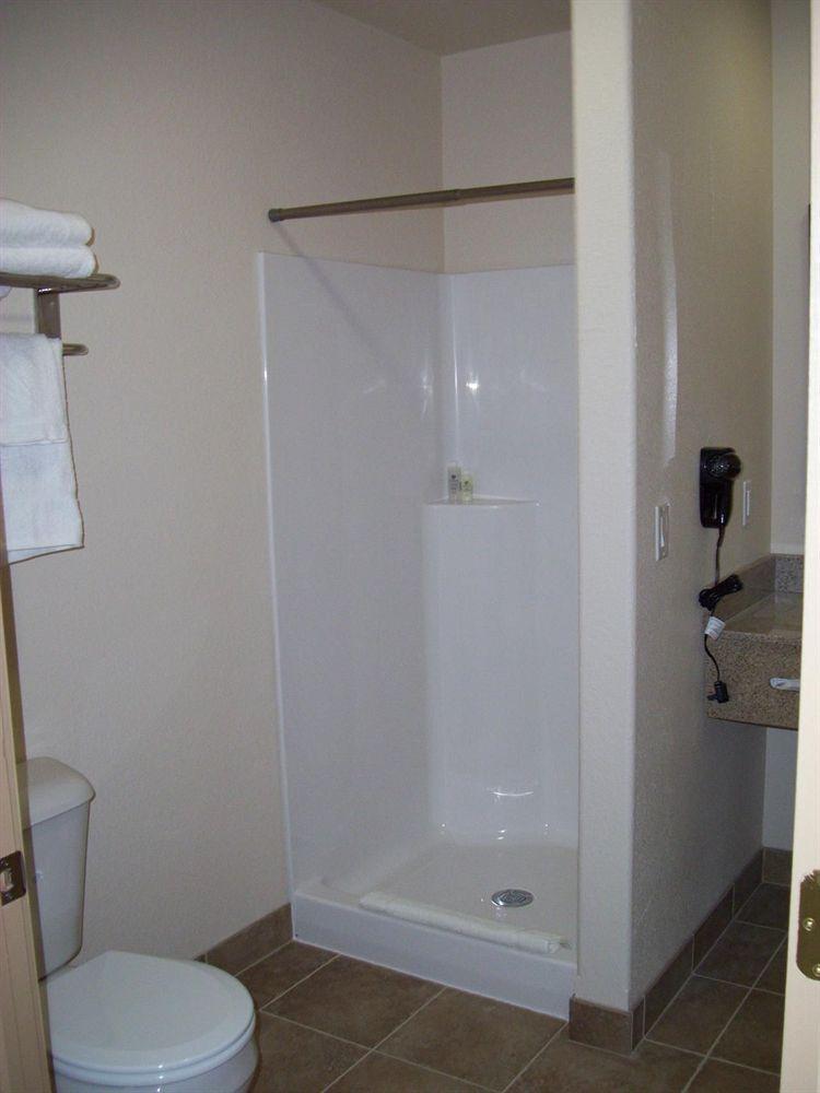 Price Pointe Inn Уокешо Экстерьер фото