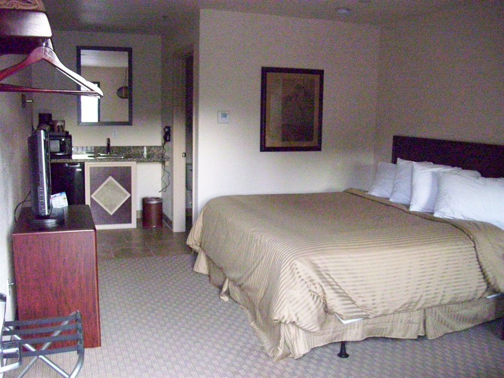 Price Pointe Inn Уокешо Экстерьер фото