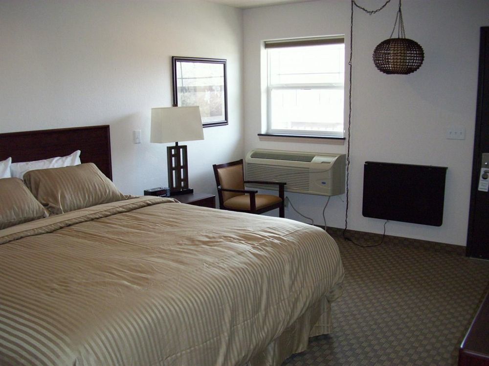 Price Pointe Inn Уокешо Экстерьер фото