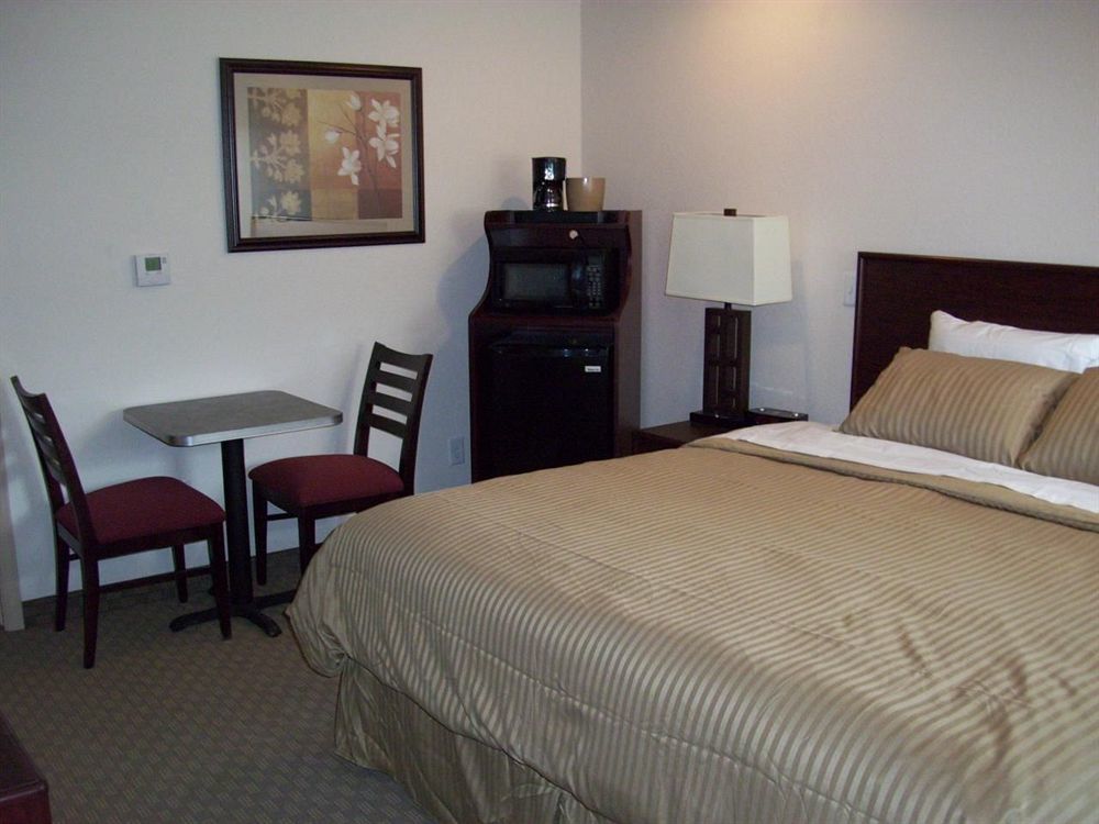 Price Pointe Inn Уокешо Экстерьер фото