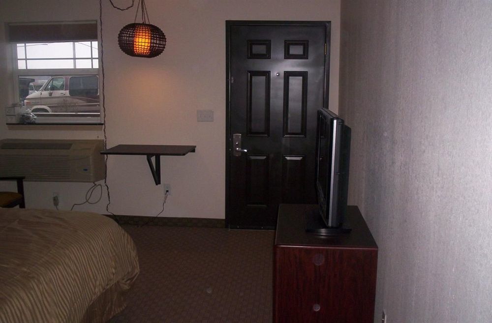 Price Pointe Inn Уокешо Экстерьер фото