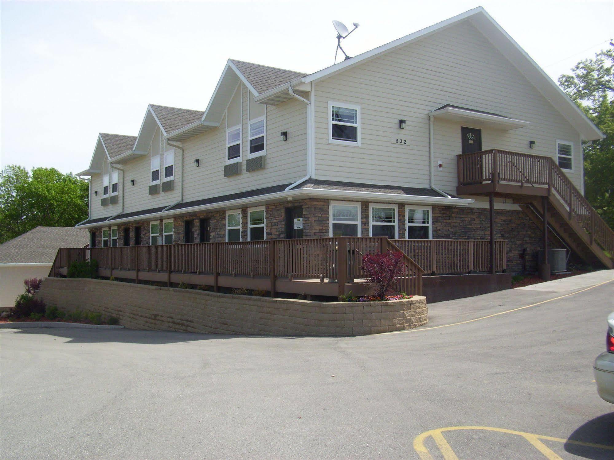 Price Pointe Inn Уокешо Экстерьер фото