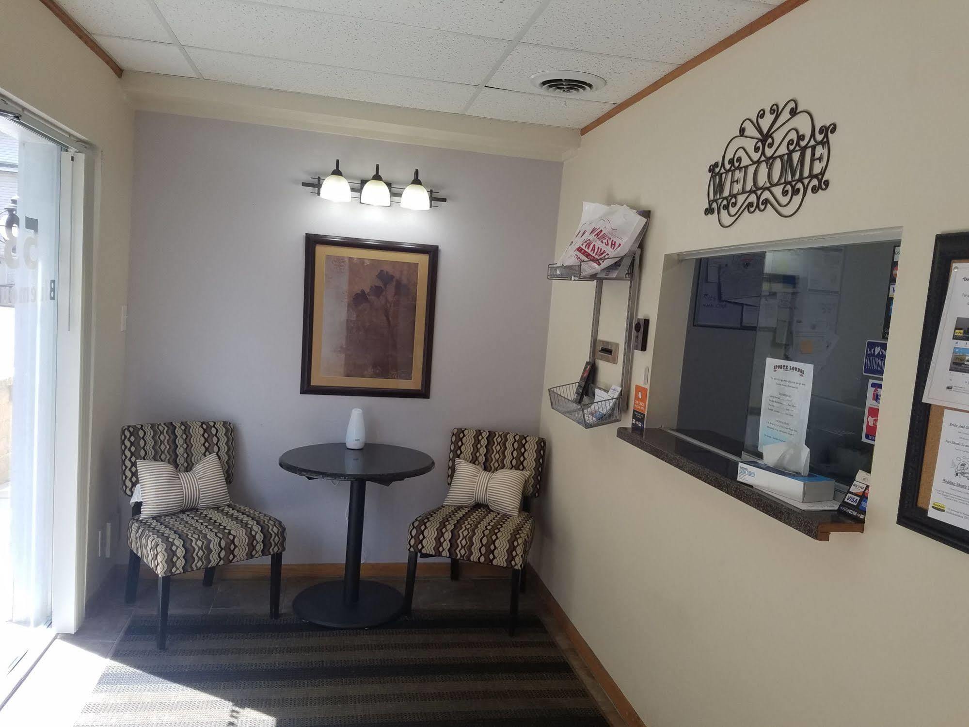 Price Pointe Inn Уокешо Экстерьер фото