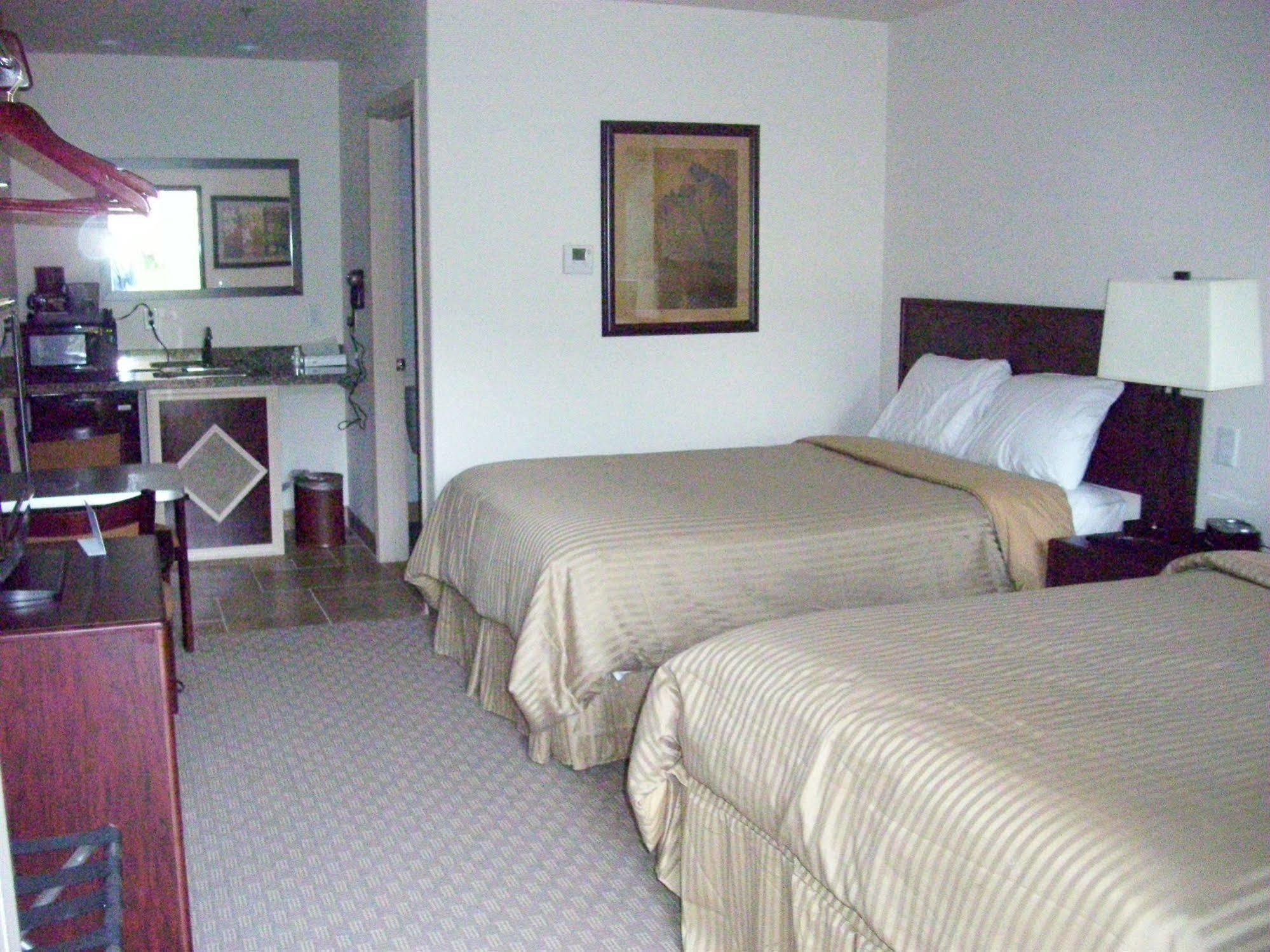 Price Pointe Inn Уокешо Экстерьер фото