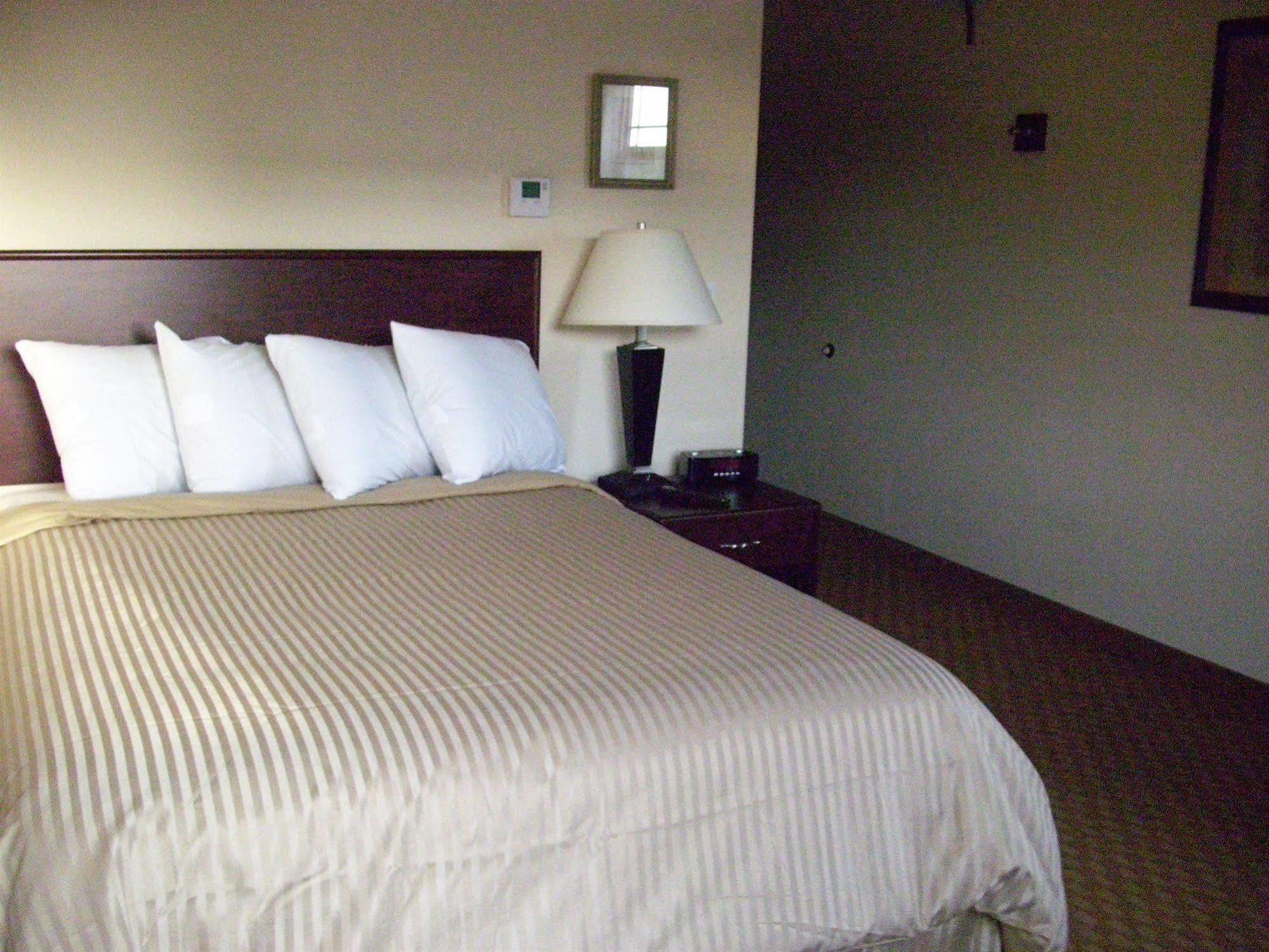 Price Pointe Inn Уокешо Экстерьер фото