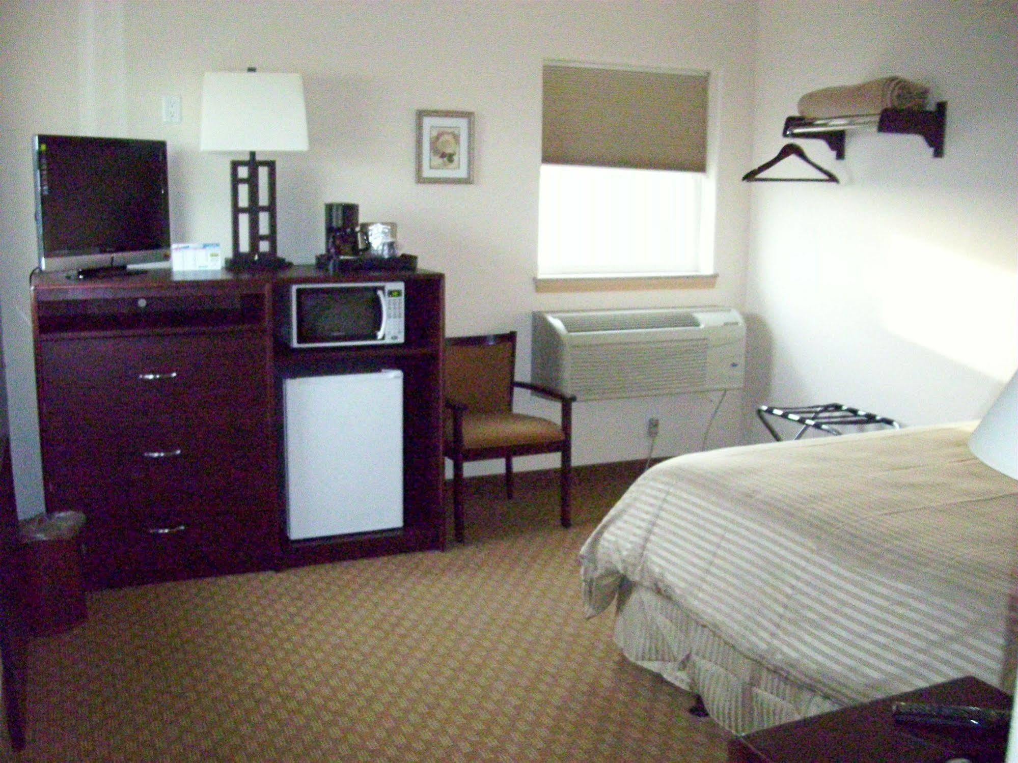 Price Pointe Inn Уокешо Экстерьер фото