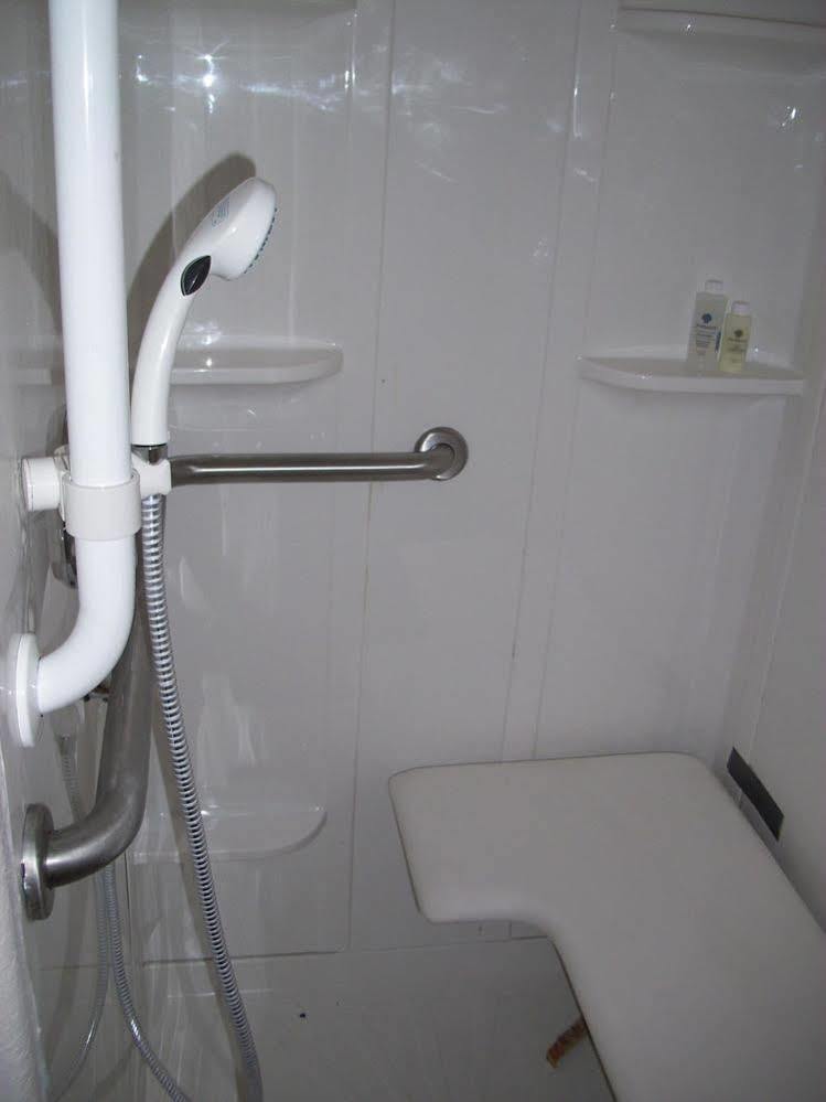 Price Pointe Inn Уокешо Экстерьер фото