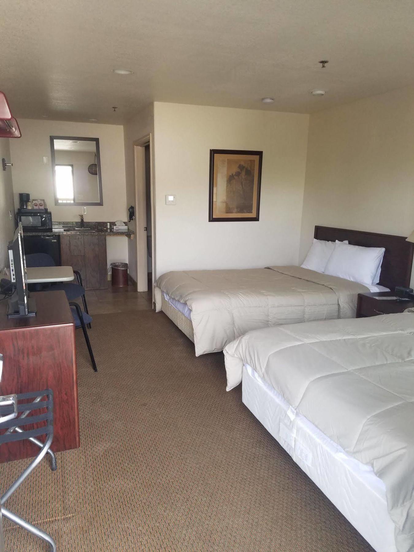 Price Pointe Inn Уокешо Экстерьер фото