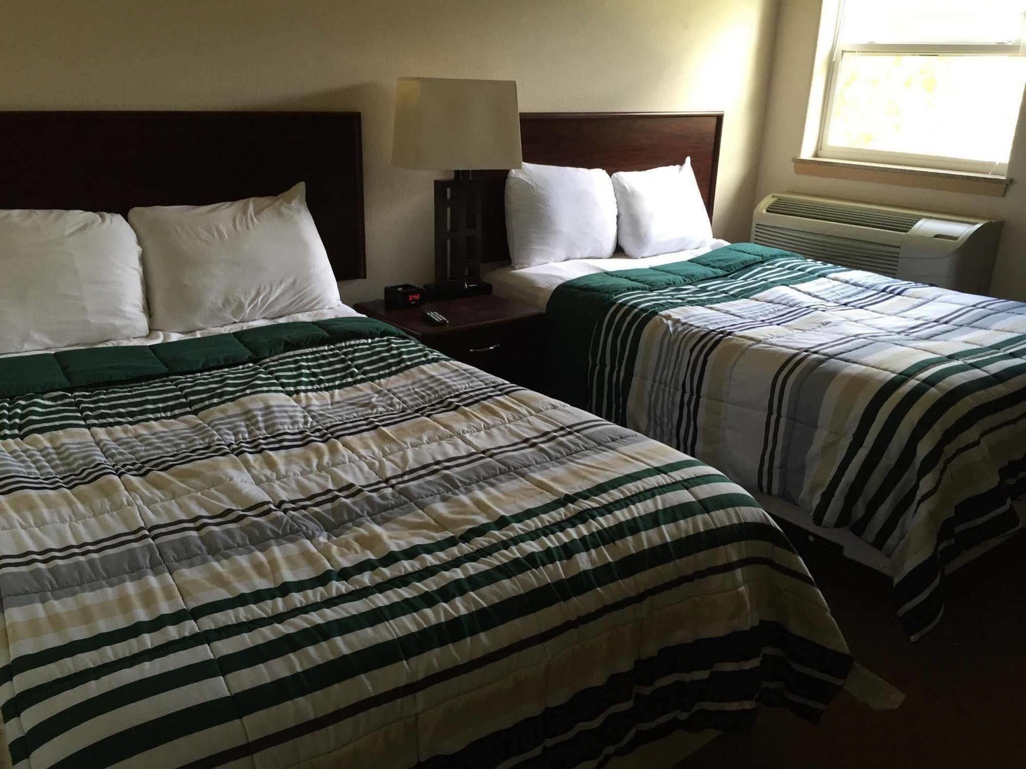 Price Pointe Inn Уокешо Экстерьер фото