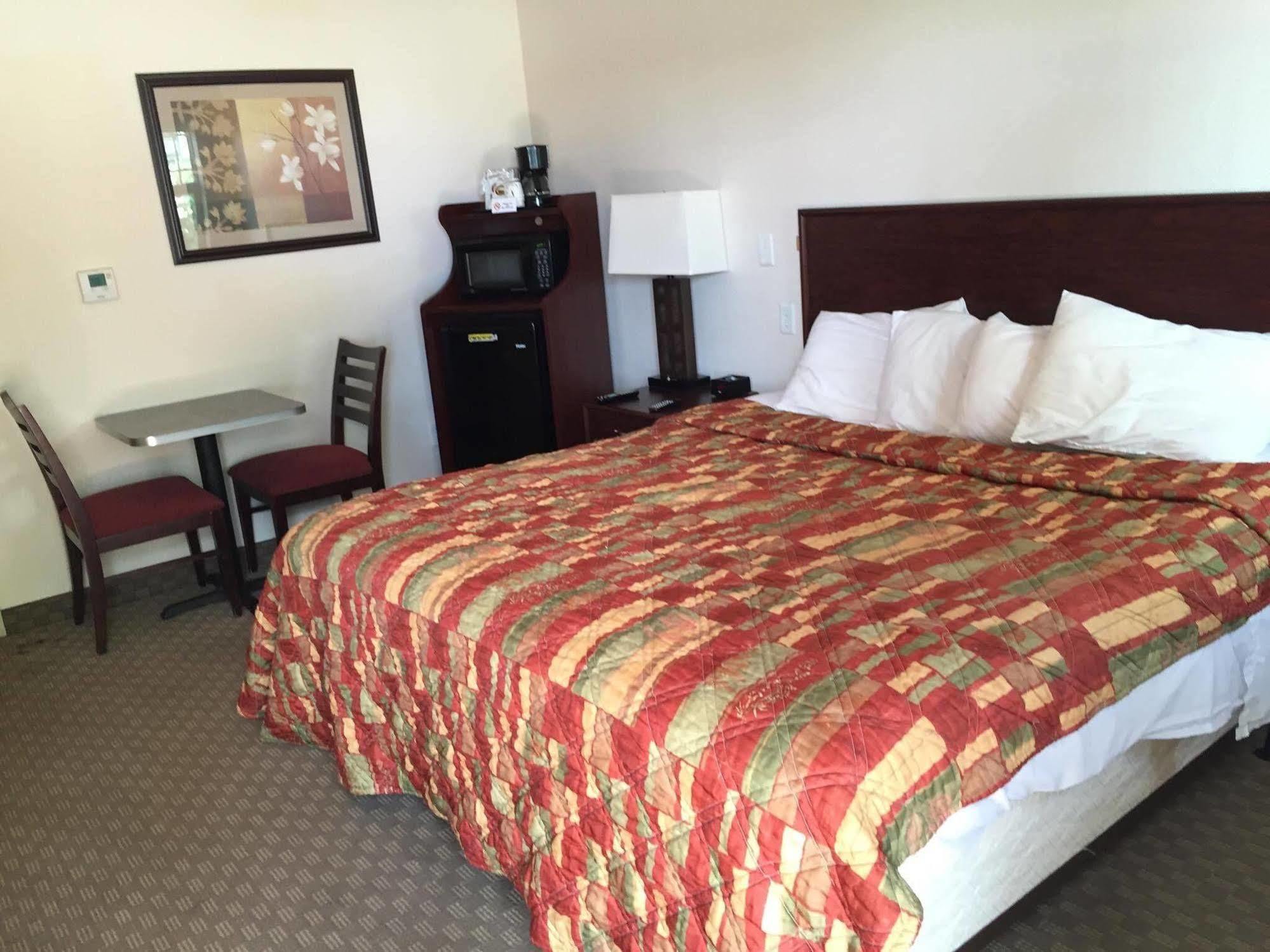 Price Pointe Inn Уокешо Экстерьер фото