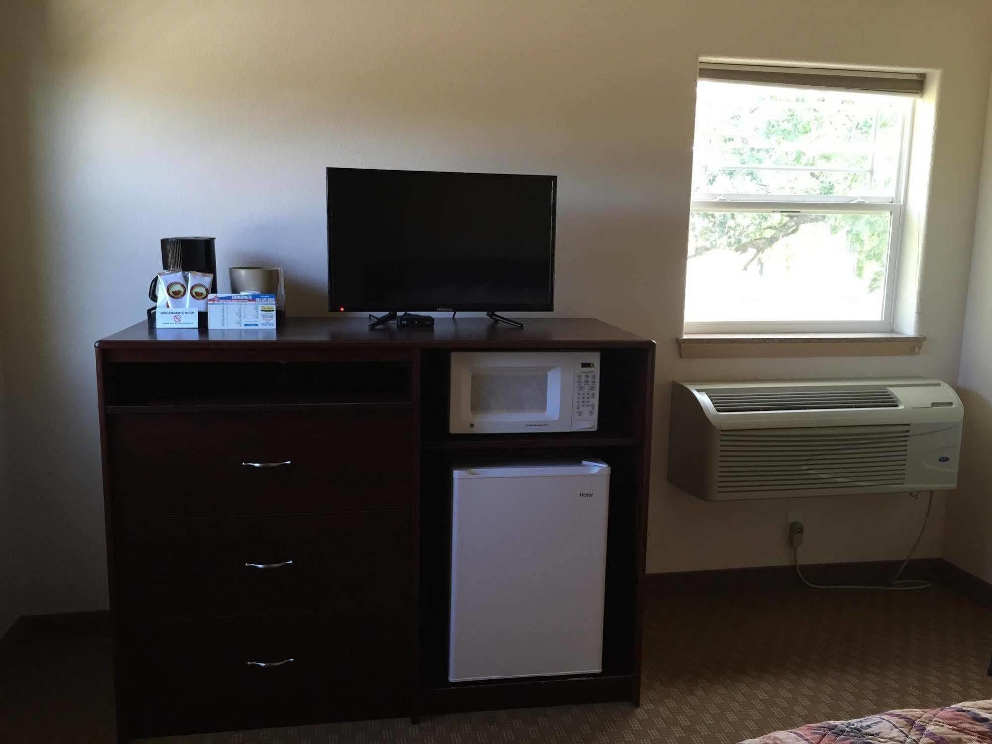 Price Pointe Inn Уокешо Экстерьер фото