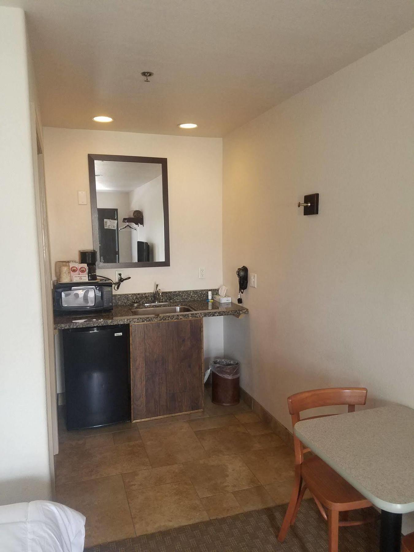 Price Pointe Inn Уокешо Экстерьер фото