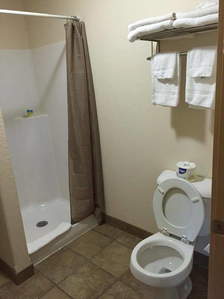 Price Pointe Inn Уокешо Экстерьер фото