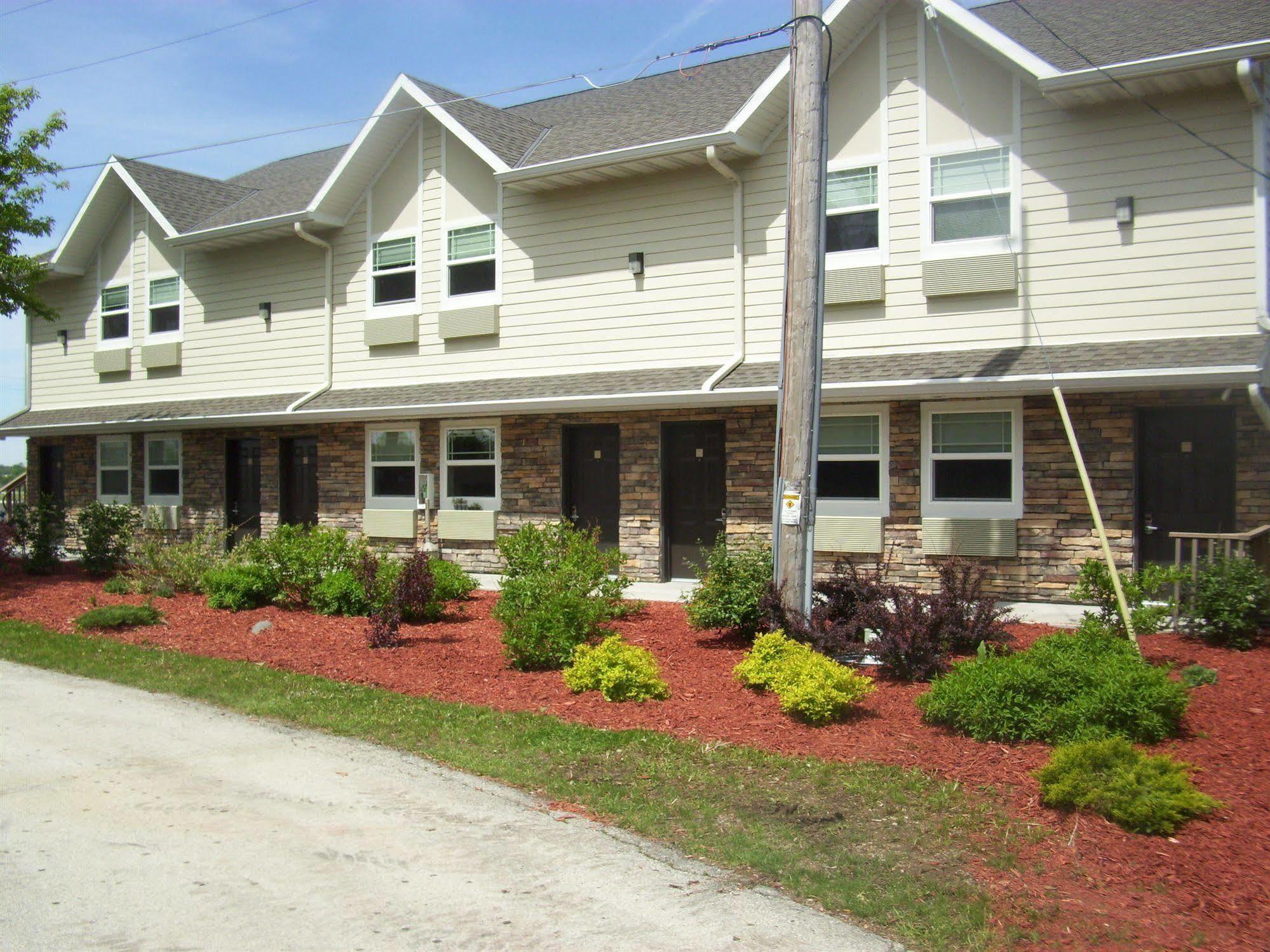 Price Pointe Inn Уокешо Экстерьер фото
