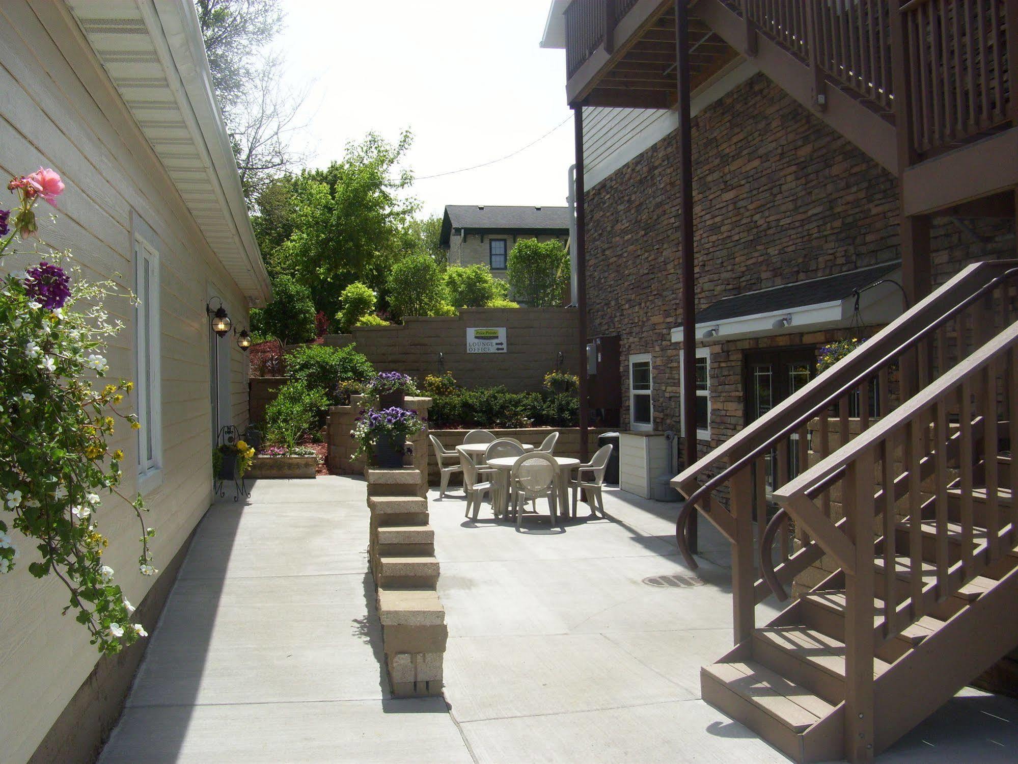 Price Pointe Inn Уокешо Экстерьер фото